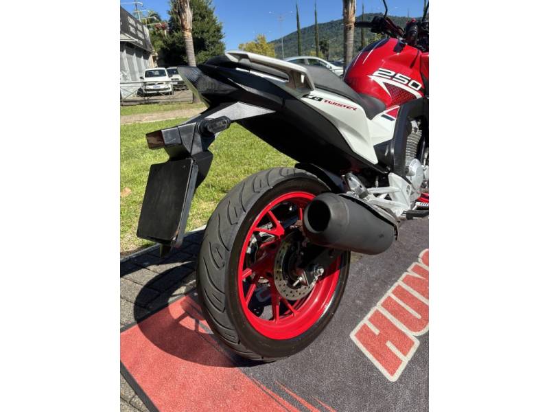 HONDA - CB TWISTER - 2022/2022 - Vermelha - R$ 22.500,00