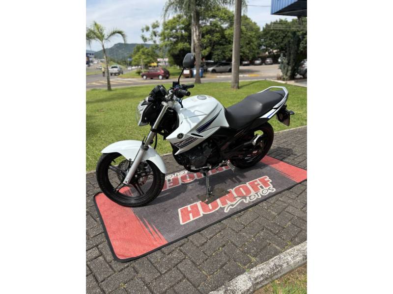 YAMAHA - FAZER - 2013/2014 - Branca - R$ 15.900,00