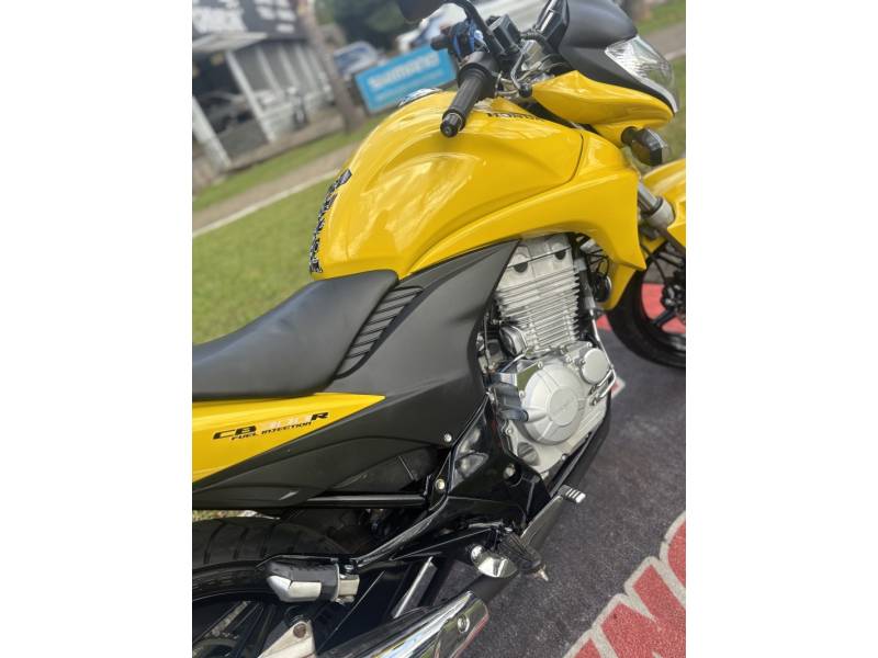 HONDA - CB 300R - 2009/2010 - Amarela - R$ 12.500,00