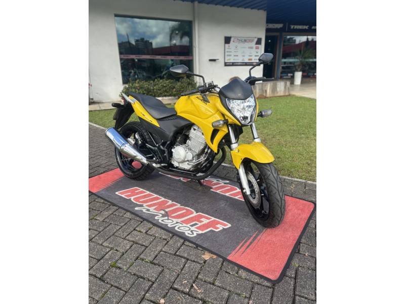 HONDA - CB 300R - 2009/2010 - Amarela - R$ 12.500,00