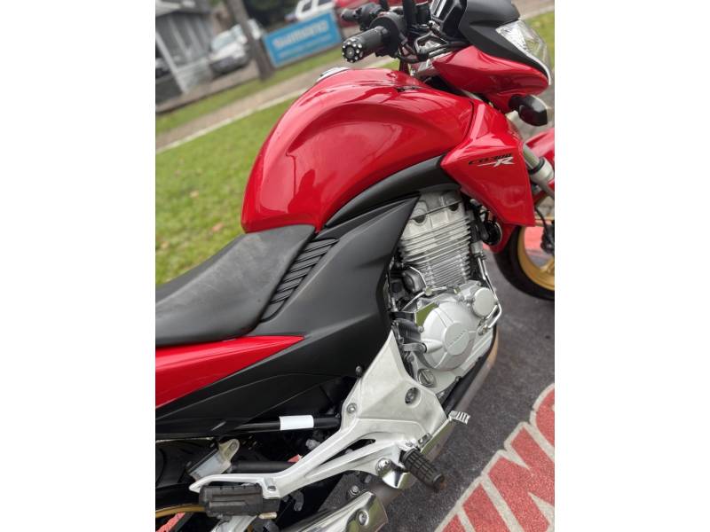 HONDA - CB 300R - 2014/2015 - Vermelha - R$ 15.900,00