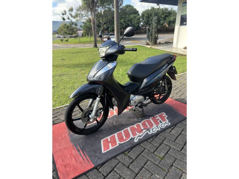 HONDA - BIZ 125 - 2017/2017 - Cinza - R$ 13.900,00