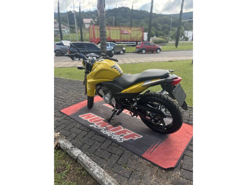 HONDA - CB 300R - 2009/2010 - Amarela - R$ 12.500,00