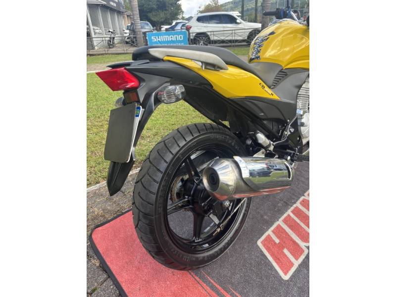 HONDA - CB 300R - 2009/2010 - Amarela - R$ 12.500,00