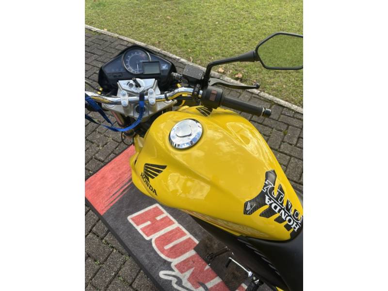 HONDA - CB 300R - 2009/2010 - Amarela - R$ 12.500,00