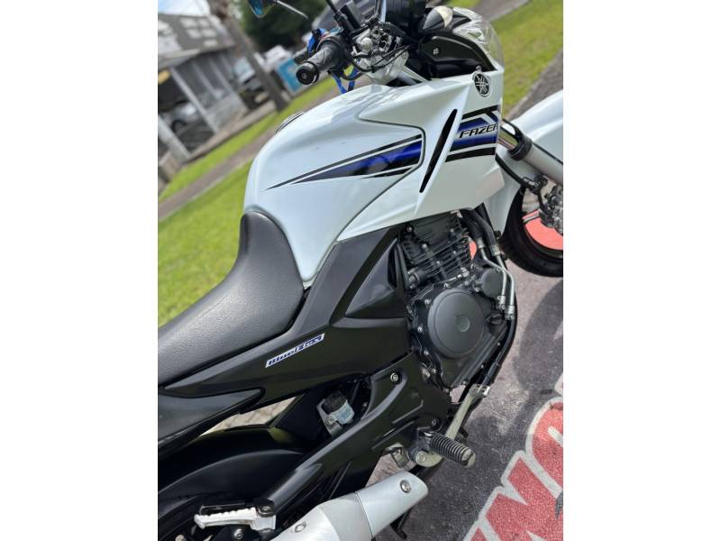 YAMAHA - FAZER - 2013/2014 - Branca - R$ 15.900,00