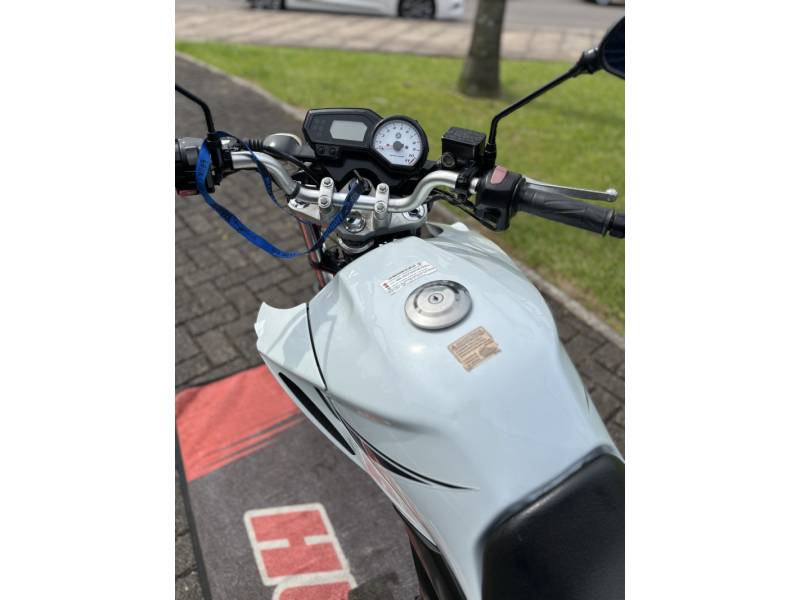 YAMAHA - FAZER - 2013/2014 - Branca - R$ 15.900,00