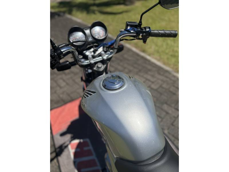 HONDA - CG 150 - 2005/2006 - Prata - R$ 10.900,00