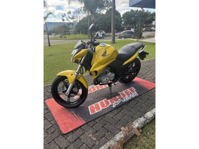 HONDA - CB 300R - 2009/2010 - Amarela - R$ 12.500,00