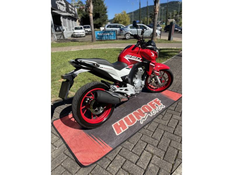 HONDA - CB TWISTER - 2022/2022 - Vermelha - R$ 22.500,00