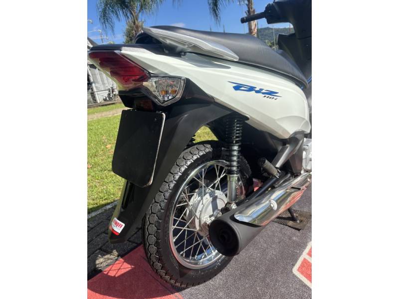 HONDA - BIZ 110I - 2021/2021 - Branca - R$ 12.900,00