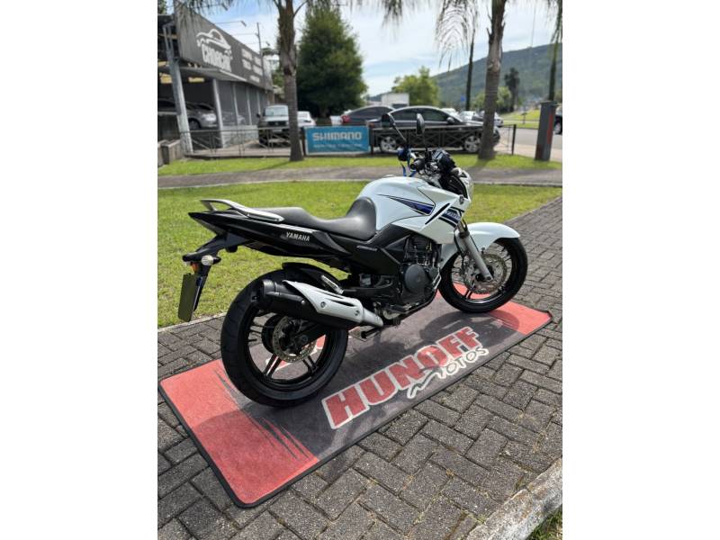 YAMAHA - FAZER - 2013/2014 - Branca - R$ 15.900,00