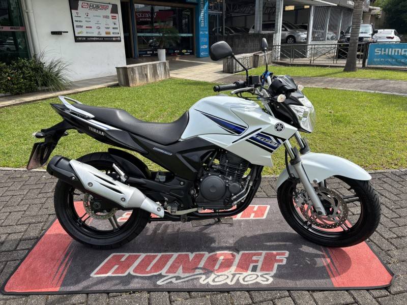 YAMAHA - FAZER - 2013/2014 - Branca - R$ 15.900,00