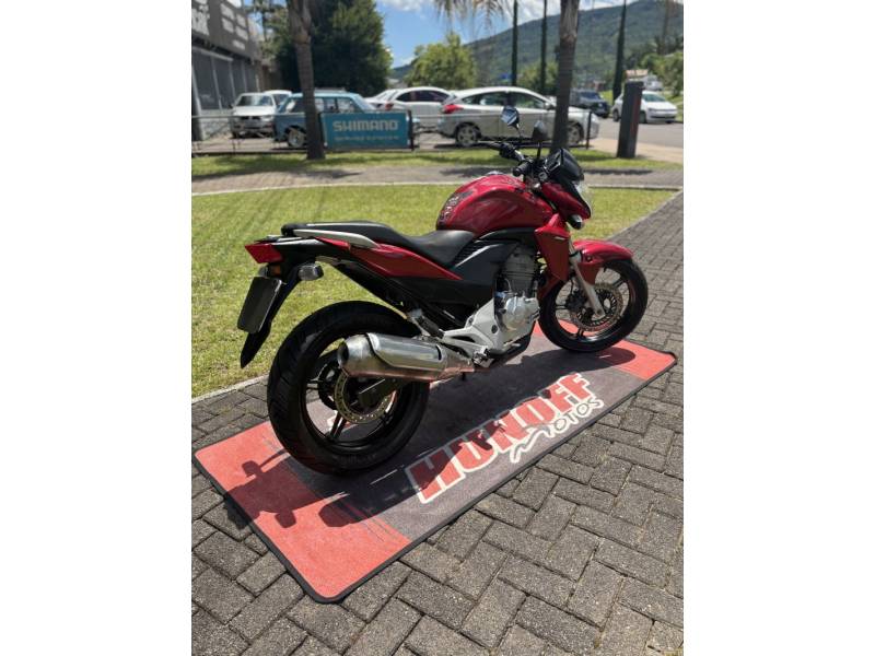 HONDA - CB 300R - 2013/2013 - Vermelha - R$ 14.900,00